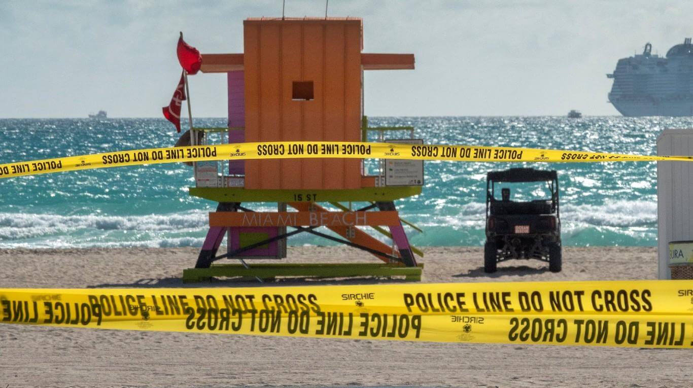 The iconic beaches, closed in Miami. (Photo: EFE).