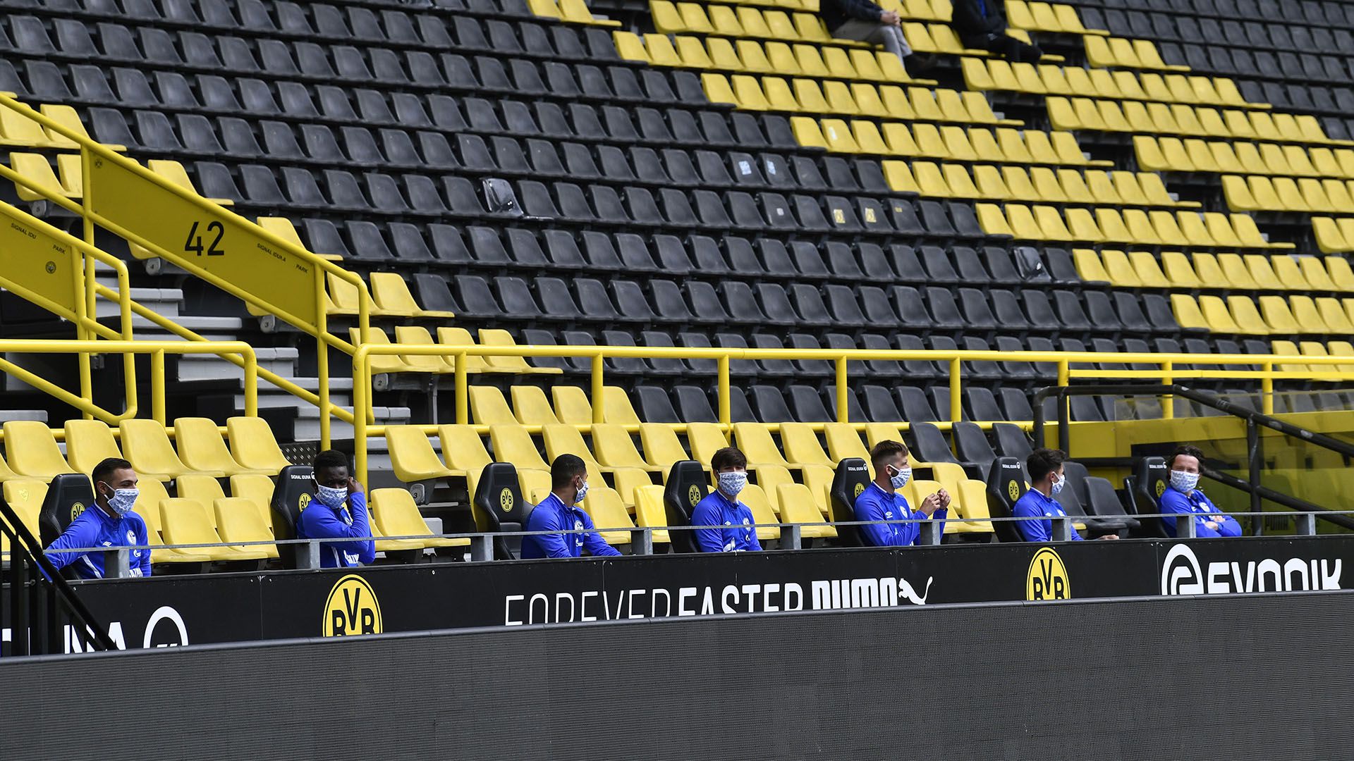 Schalke 04's bench of substitutes (AP Photo / Martin Meissner, Pool)