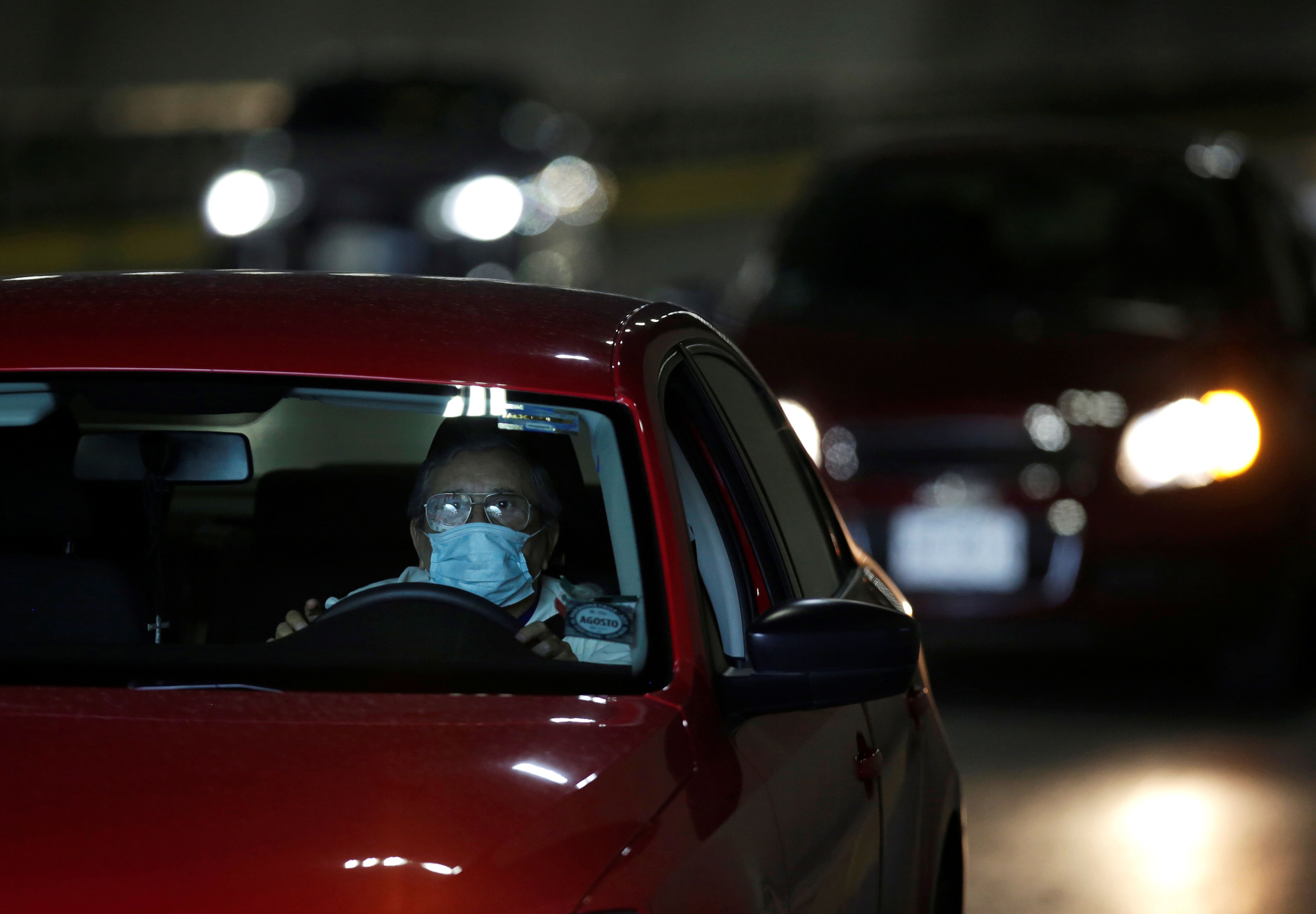A man uses face masks while driving to a police checkpoint in San Pedro Garza García, Monterrey, after the municipal government declared Phase 4 of the pandemic against COVID-19 (Photo: Reuters / Daniel Becerril)